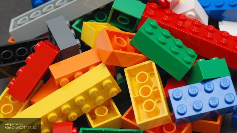 Несовершеннолетние подростки украли из "Детского мира" бластеры и LEGO в Петербурге