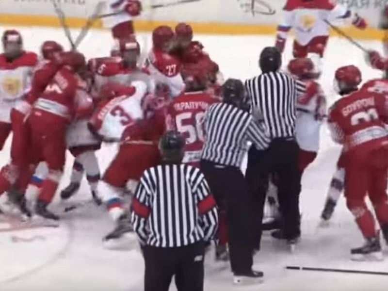 Массовая драка произошла в матче юниорских сборных РФ и Беларуси по хоккею