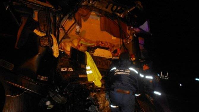 Водитель грузовика погиб в ДТП в Ростовской области