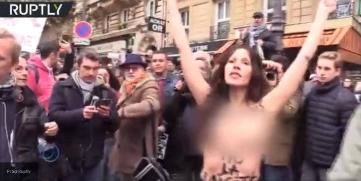 Откровенное фото активистки с оголенной грудью с парижского митинга появилось в Сети