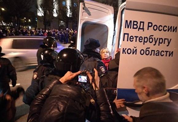 12 коммунистов, включая депутата ЗакСа Петербурга, задержали на шествии к «Авроре»