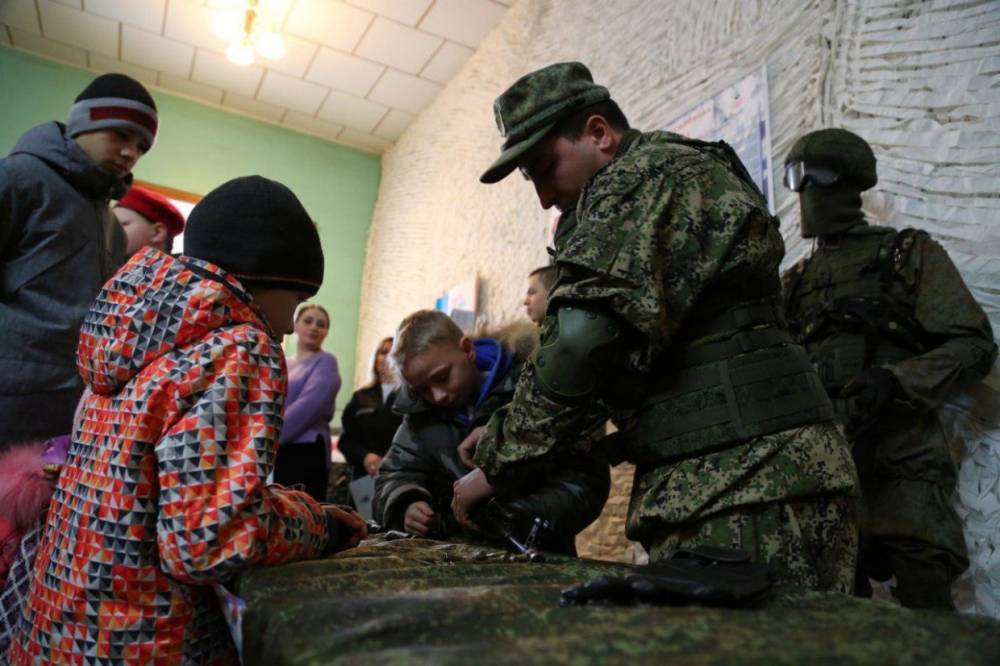 В Североморске детей научили разбирать автомат Калашникова