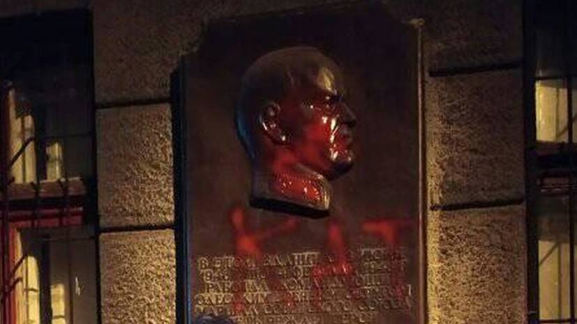 В Одессе памятную доску маршалу Жукову облили краской