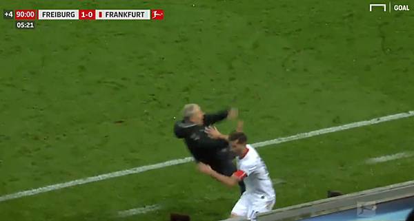 В Германии игрок на скорости снёс тренера соперника и был удалён с поля