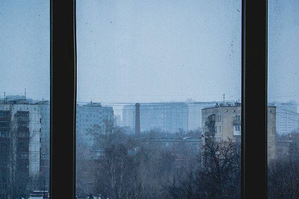 Женщина с двумя детьми выпала из окна многоэтажки в Москве