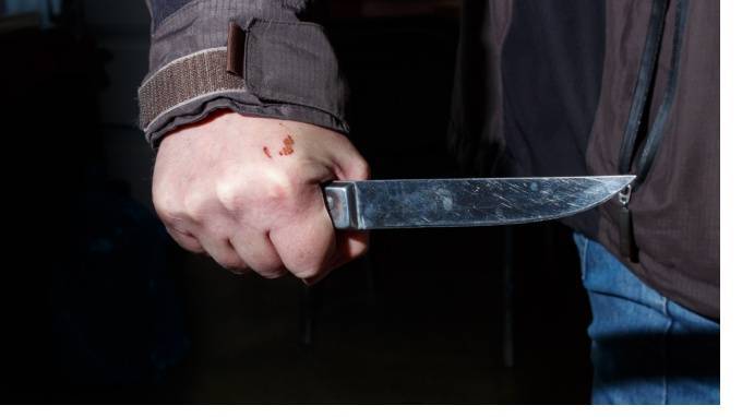 В Волосовском районе Ленобласти мужчина с ножом напал на охранника магазина