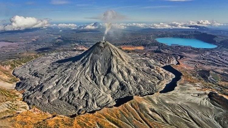 Вулкан Шивелуч на Камчатке выбросил столб пепла