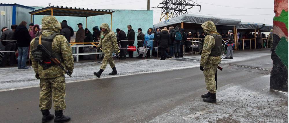 Старики с Донбасса&nbsp; десятками погибают на украинской границе | Вести.UZ
