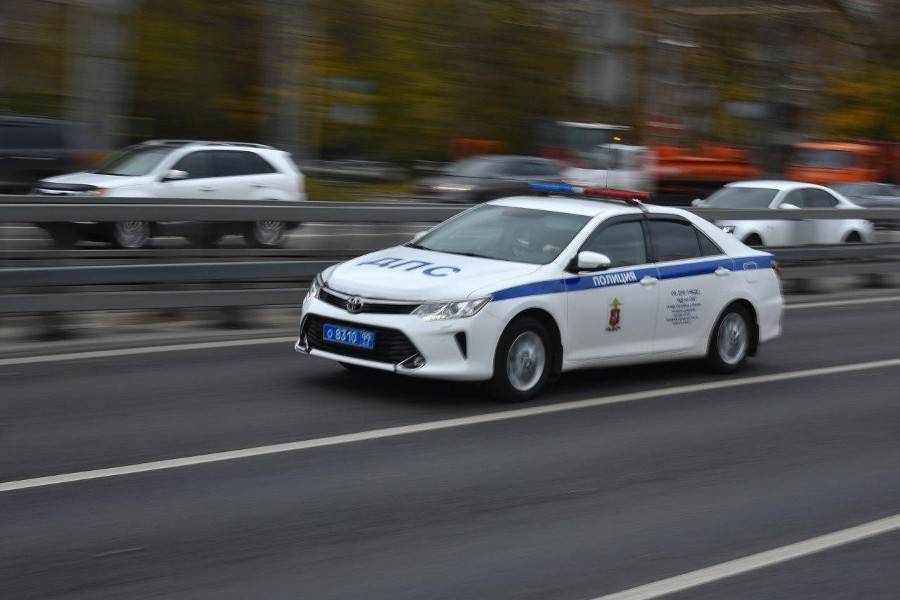 Неизвестные на BMW избили мужчину и затолкали в багажник в Москве