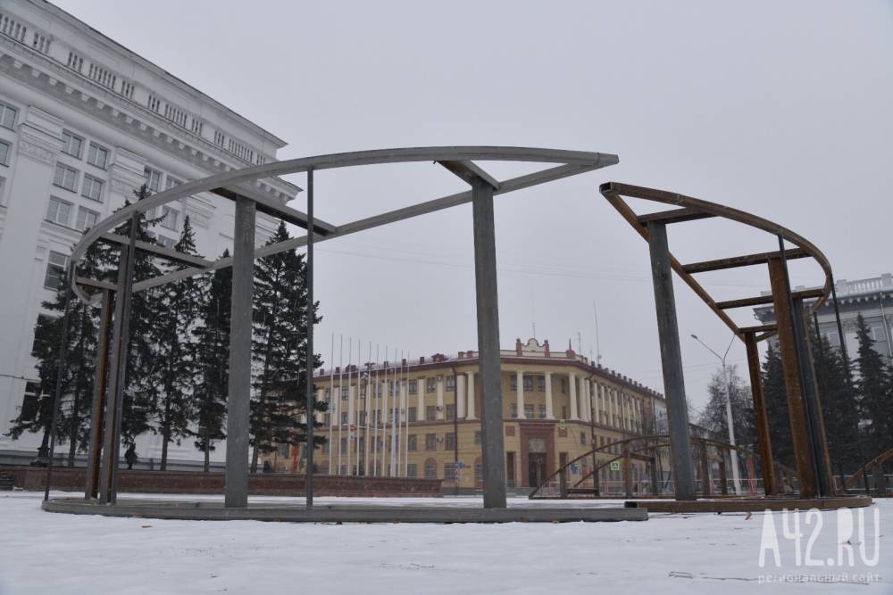 В Кемерове на площади Советов начали собирать ель за 18 млн рублей