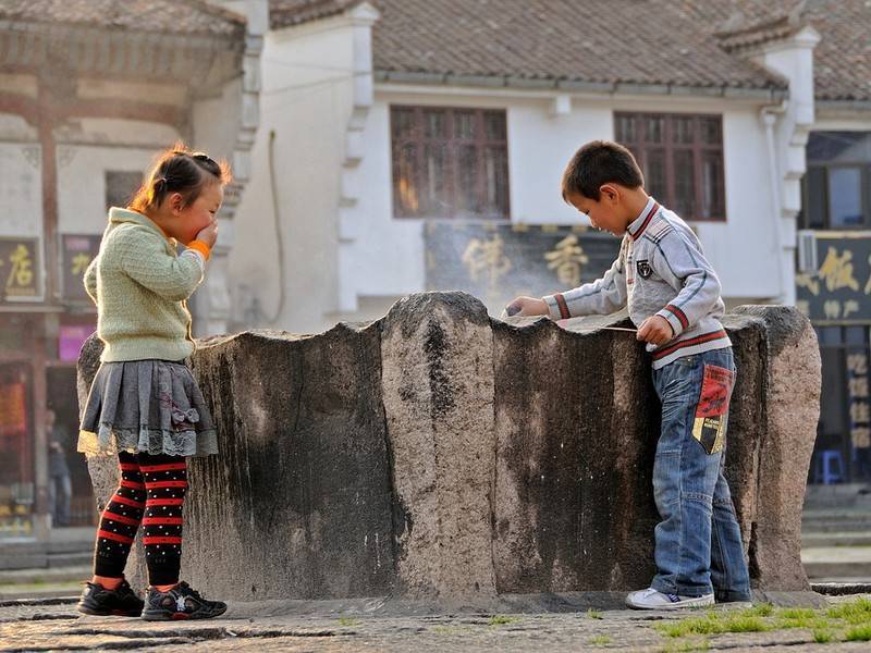 Более 50 маленьких детей в Китае пострадали от распыления щелочи