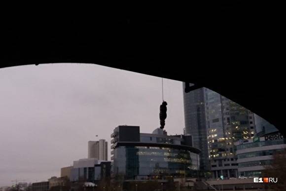 В Екатеринбурге на Макаровском мосту повесили мусорные пакеты, свернутые в форме человека