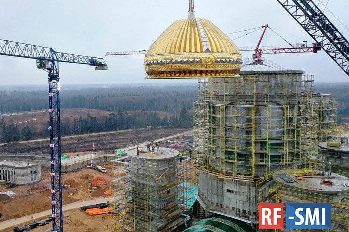 На главный храм ВС России установили первый из шести куполов