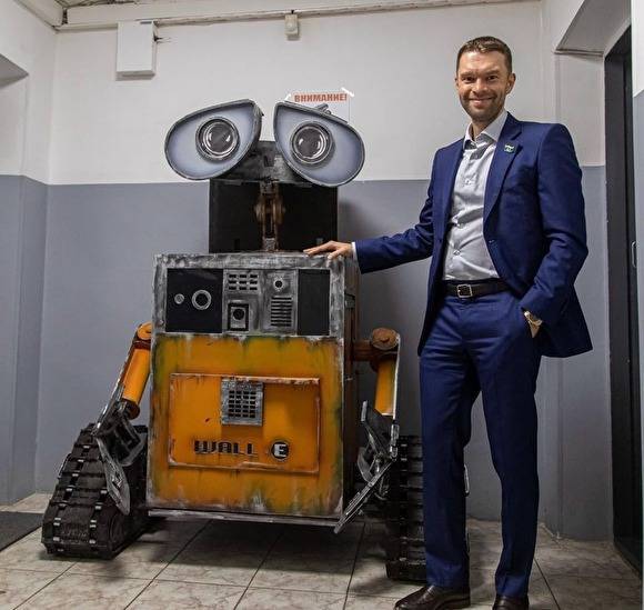 Депутат Екатеринбурга будет ходить по детским садам с роботом ВАЛЛ-И