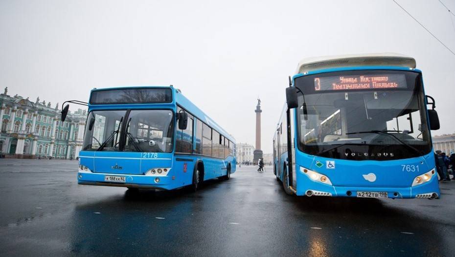 По Петербургу запустили автобусы в расцветке "Зенита"
