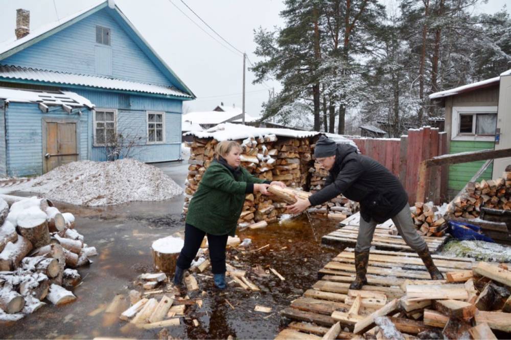 Глава Новгородской областной думы помогла жителям Хвойной перенести дрова