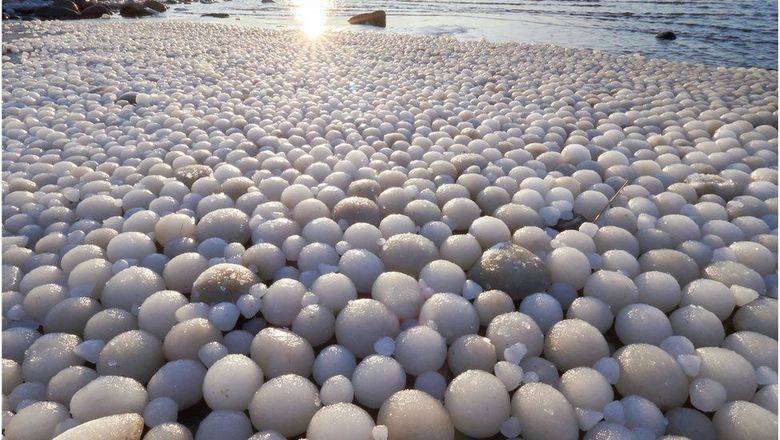 Тысячи "ледяных яиц" усеяли пляж в Финляндии в результате редких погодных условий