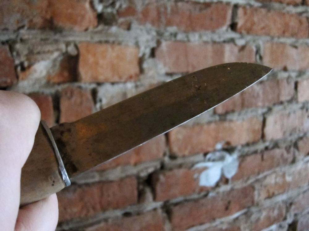 В Славянке двое неизвестных с ножом ограбили старшеклассника