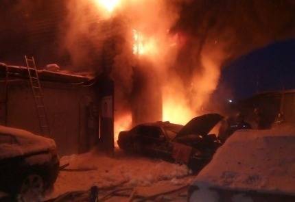 В Ноябрьске больше трех часов тушили пожар в гаражном кооперативе. Есть пострадавший