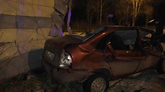 В Свердловской области автомобиль, в котором ехали дети, врезался в жилой дом