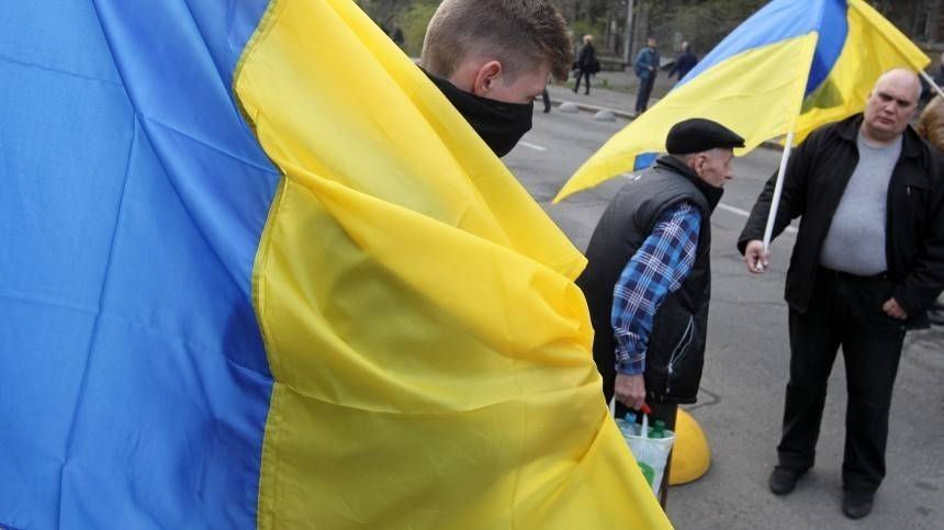 Во Львове аграрии перекрыли дорогу, а в Одессе националисты осквернили барельеф Жукову