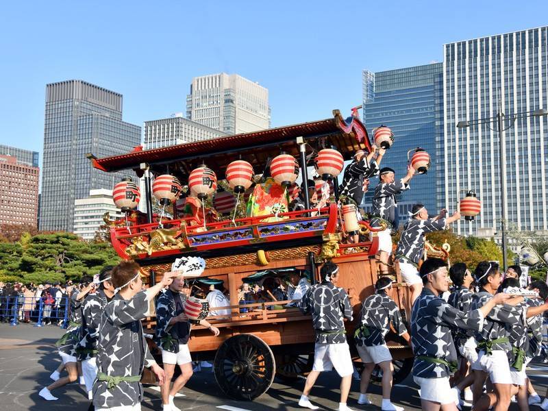Около 120 тысяч человек пришли на парад в честь императора Японии Нарухито