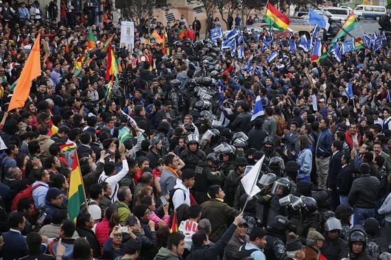 Президент Боливии объявил о проведении новых выборов на фоне протестов