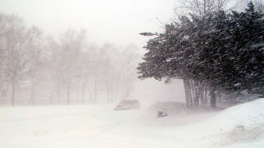 Мощный снегопад привел к обледенению трассы на Сахалине