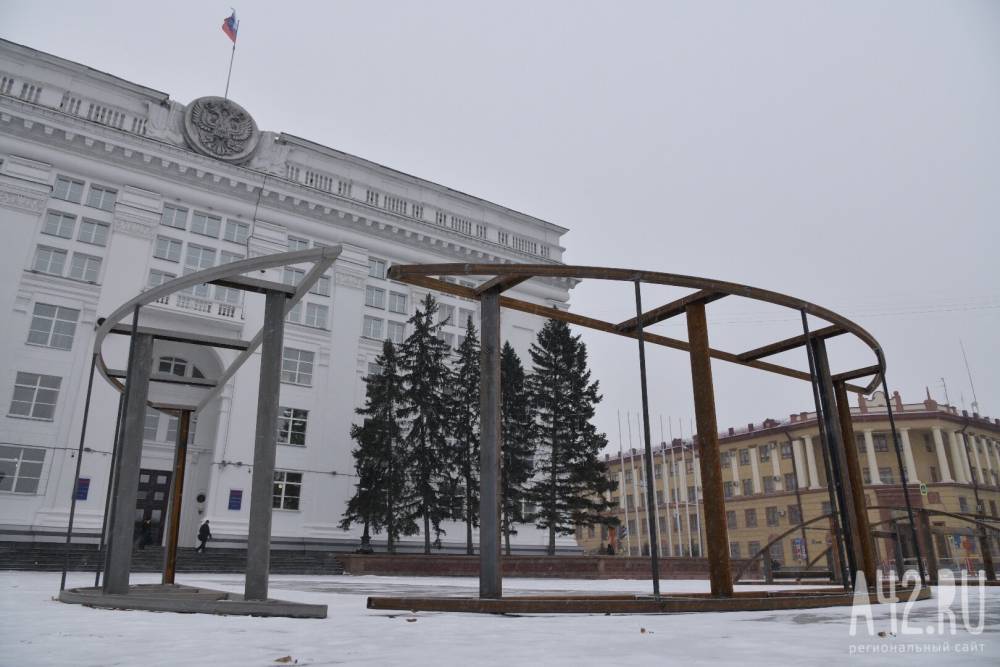 Названы сроки установки новой ели за 18 млн рублей на площади Советов в Кемерове
