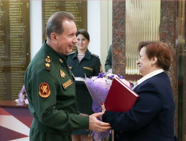 Виктор Золотов вручил книгу «Генерал горячих точек» родственникам генерал-полковника Юрия Шаталина
