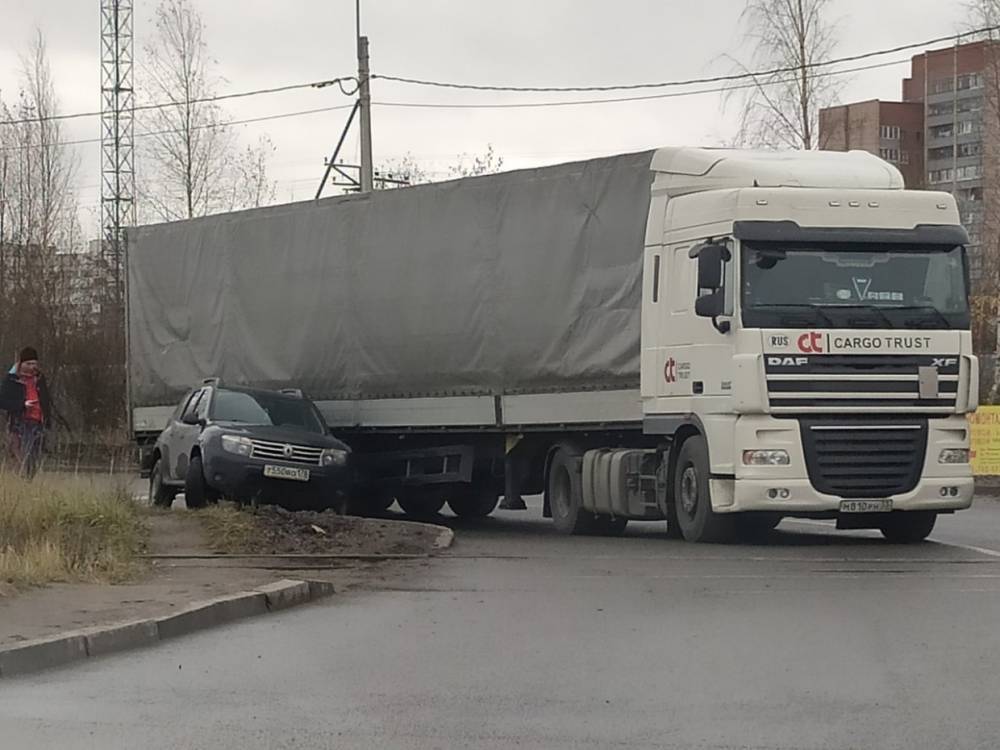 Большегруз и Renault не поделили поворот на Домостроительной в Петербурге