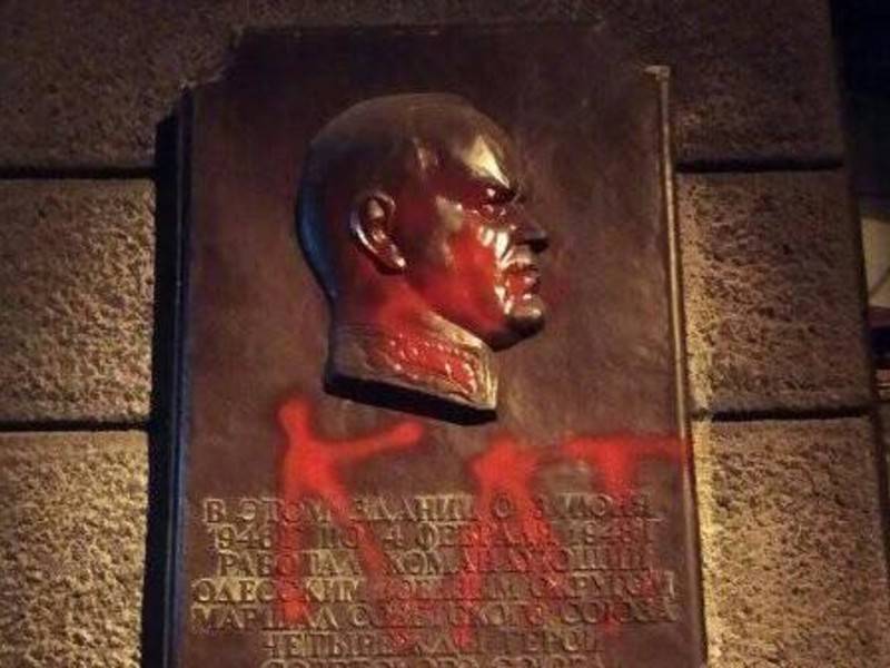 Радикалы осквернили памятник Жукову на Украине