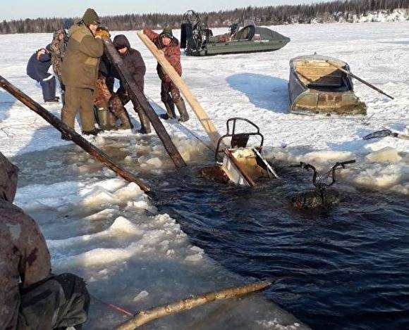 На Ямале снегоход провалился под лед: два человека погибли