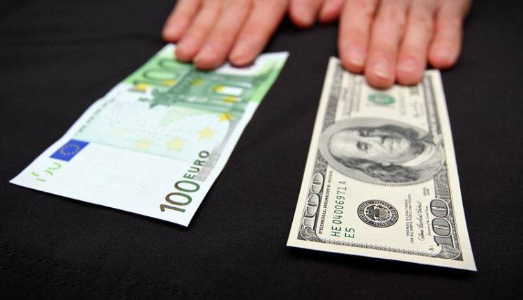 Рубль слабеет к доллару и евро на противоречивых сигналах по поводу сделки США и Китая