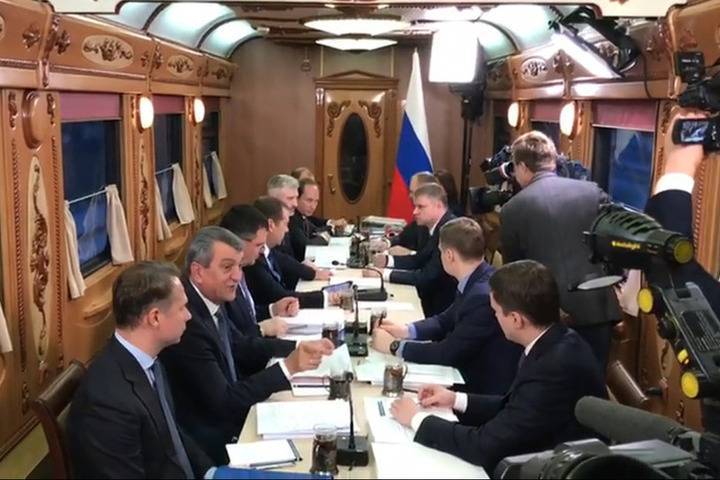 Появилось видео совещания Медведева с чиновниками в поезде