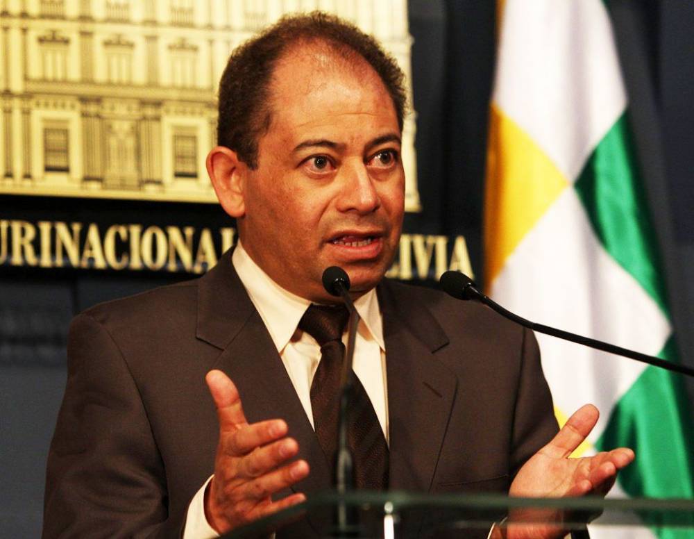 Глава МВД Боливии укрылся в посольстве Аргентины