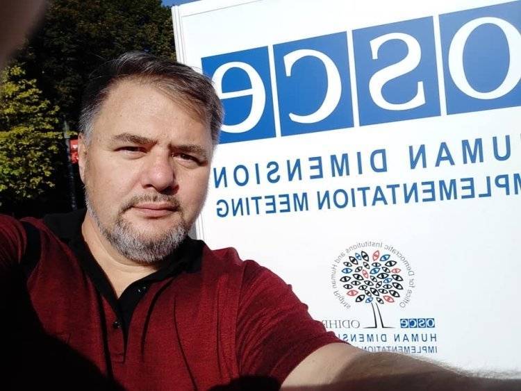 Украинского журналиста в прямом эфире схватили за ухо и назвали «агентом ФСБ»