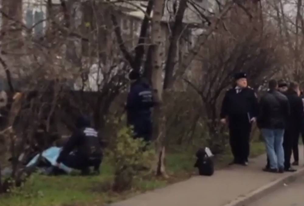 Опубликовано видео с места падения матери с детьми из дома в Москве