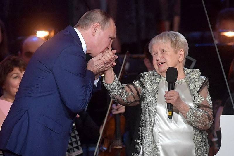 Путин — Пахмутовой: Вы своими тёплыми руками прямо в душу к человеку забираетесь