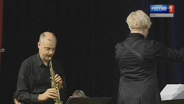 В Екатеринбурге флешмоб-концерт собрал более 200 саксофонистов на одной сцене