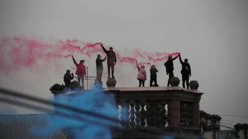 Руферы с дымовыми шашками поздравили полицейских Петербурга с праздником — видео