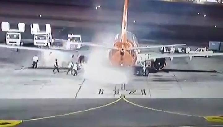 Появилось видео возгорания на борту украинского самолета после посадки в Египте