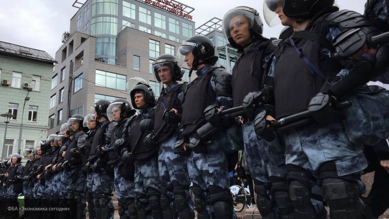 Трех участников незаконной акции в Москве обвинили в групповом нападении на ОМОН