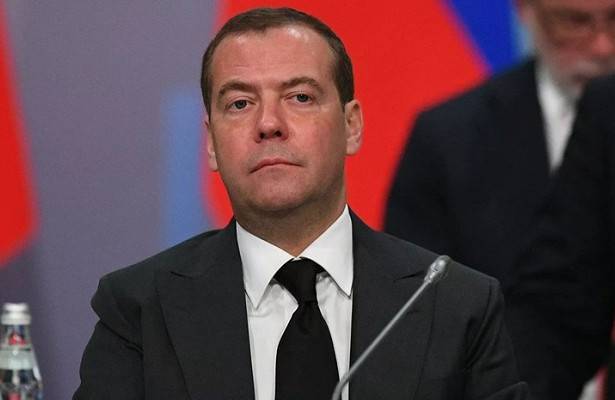 Медведев призвал ускорить развитие генетических технологий в России