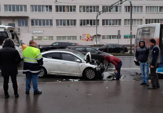 Иномарка врезалась в маршрутку на Кантемировской в Петербурге, есть пострадавшие