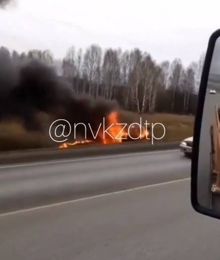 На кузбасской трассе машина полностью сгорела из-за ДТП