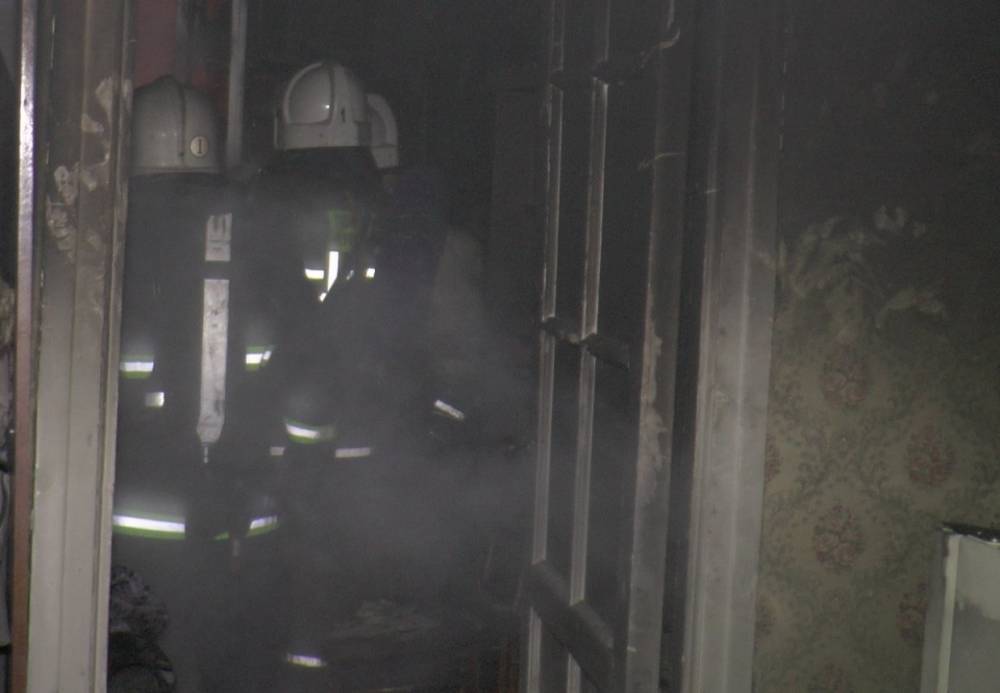 Пожарные потушили постельное белье в квартире в Колпинском районе