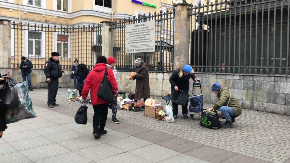 Петербургские полицейские остановили незаконную торговлю продуктами на «Чернышевской»