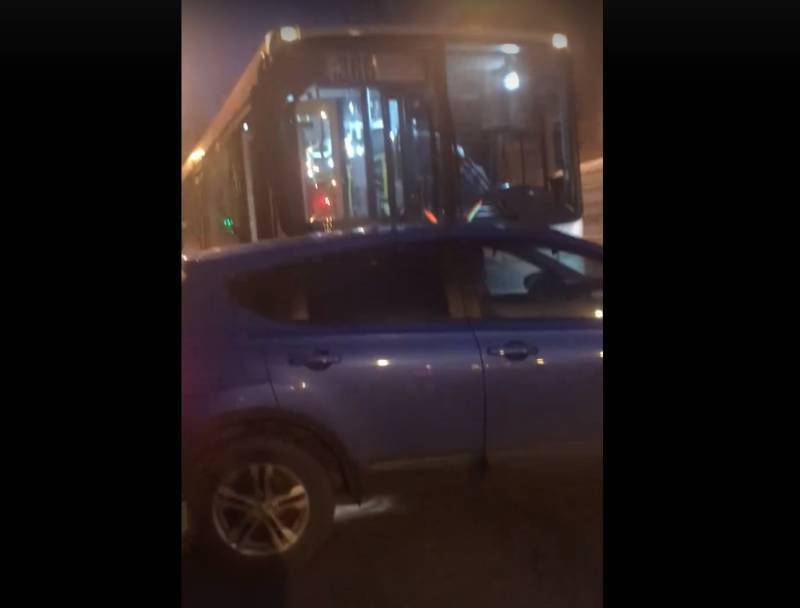 Nissan Qashqai неудачно подрезал автобус у вокзала в Колпино