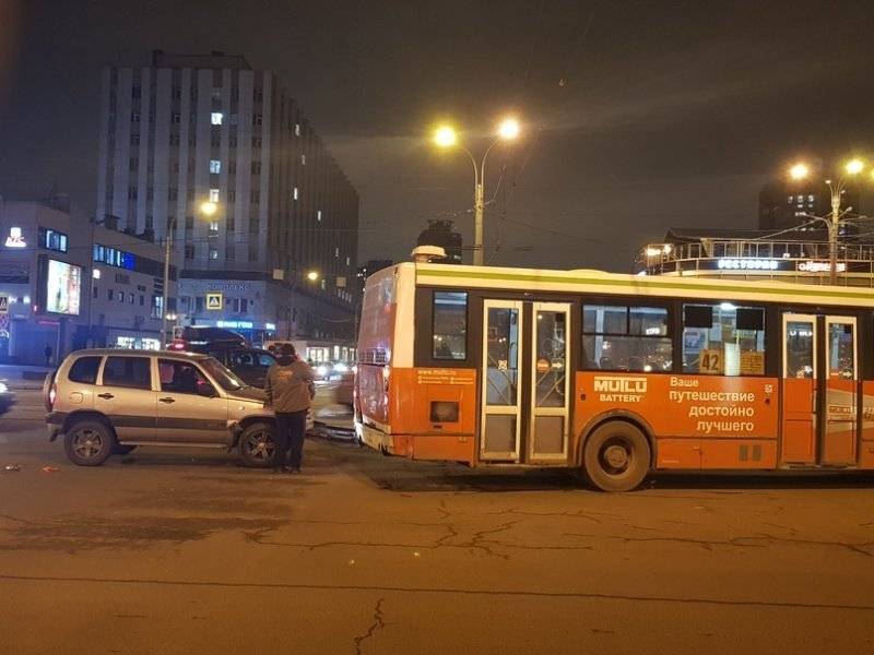 На станции «Приморская» автобус оторвал бампер у близко стоящей Chevrolet Niva